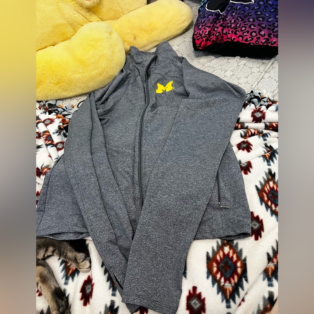 Size large color gray